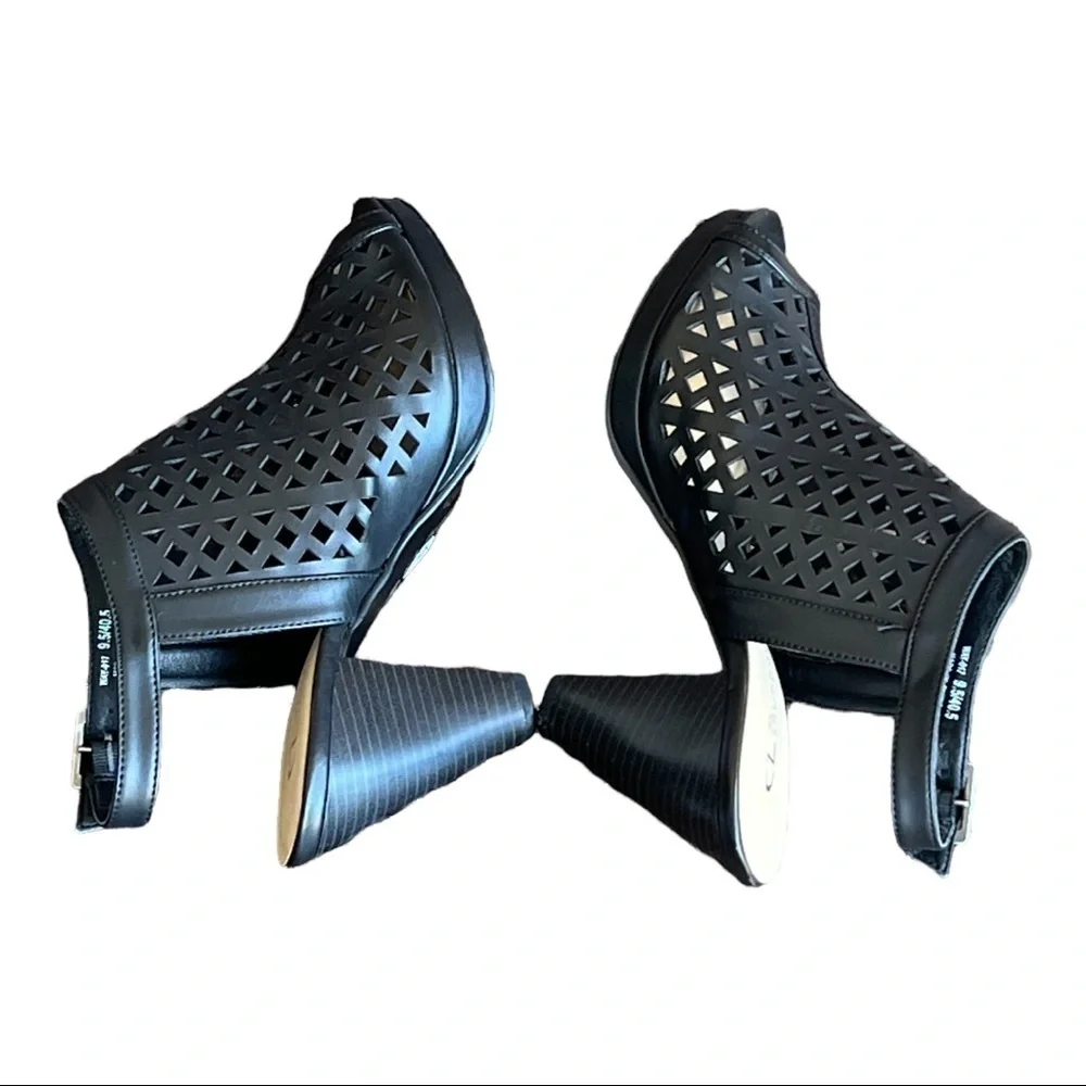 Chinese Laundry Winning Peep Toe Sandals in Black 9.5